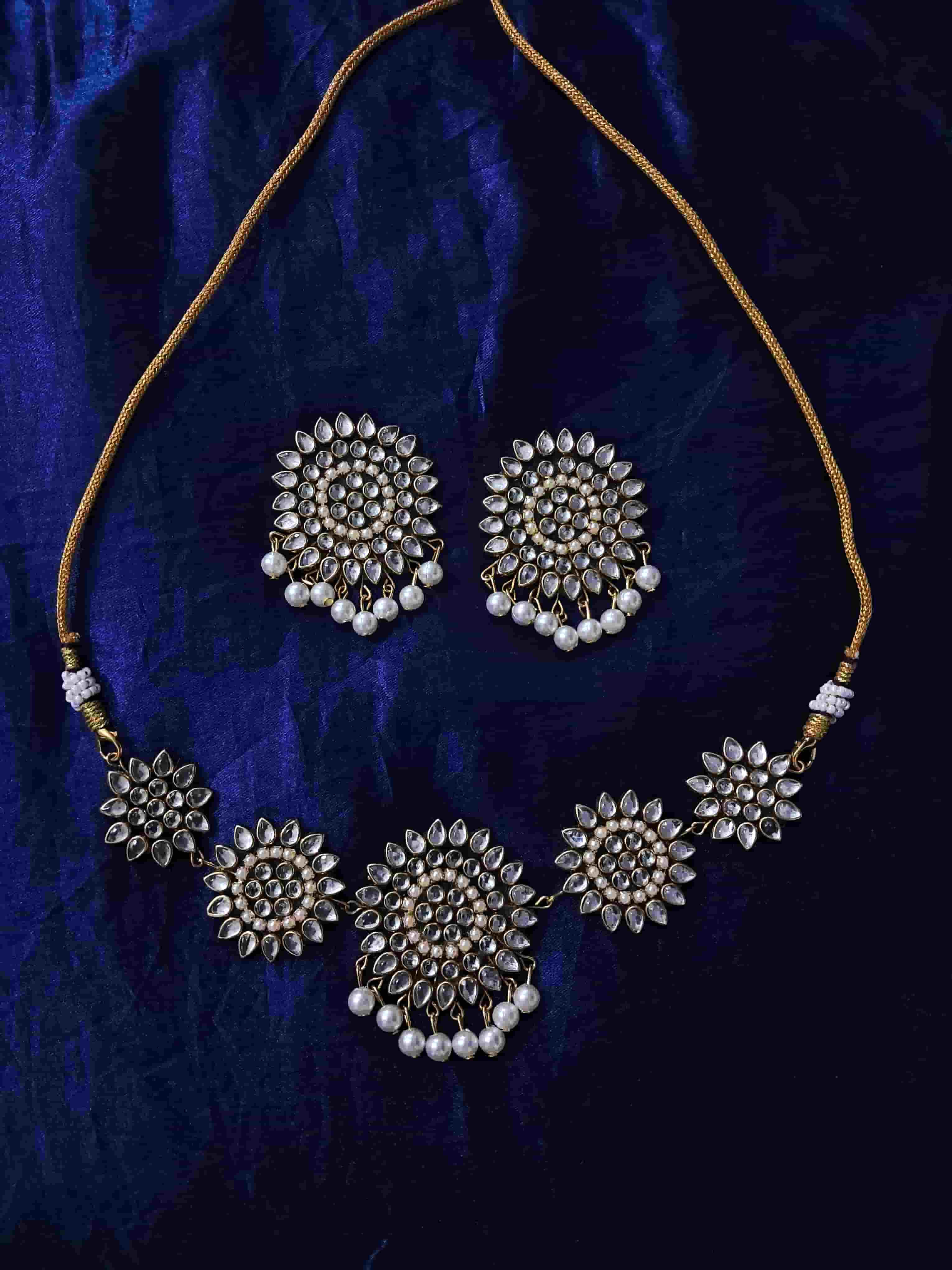 kundan elegant set by Velaora Jewels